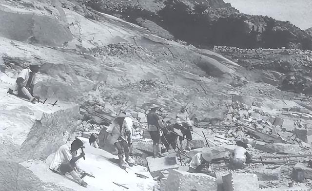 为什么毛主席不允许英雄纪念碑碑文中，提及“中国共产党”？