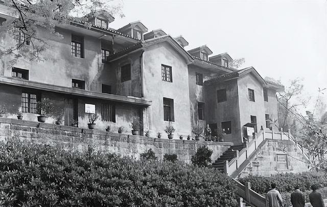 李鹏总理有多帅？1965年和两个儿子的合影，他长相出众，气质不凡