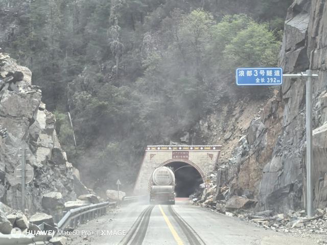 “香稻公路”难跑真的有点险,“稻城亚丁”海拔确实有点高。