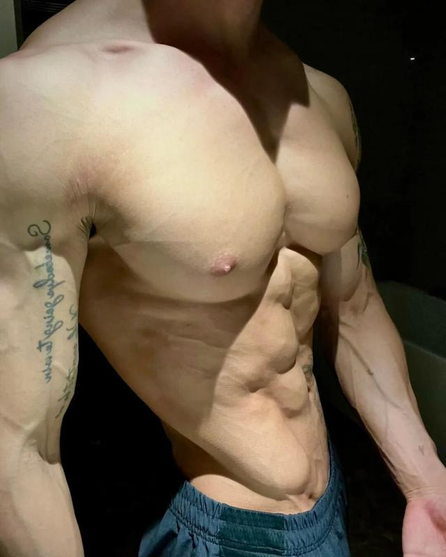 身高187的健身肌肉男网红，野外写真秀身材颜值，简直绝绝子