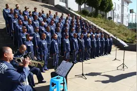 2017年，男子坚持偷窃10年，只为进监狱合唱团，监狱回他两个成语图片