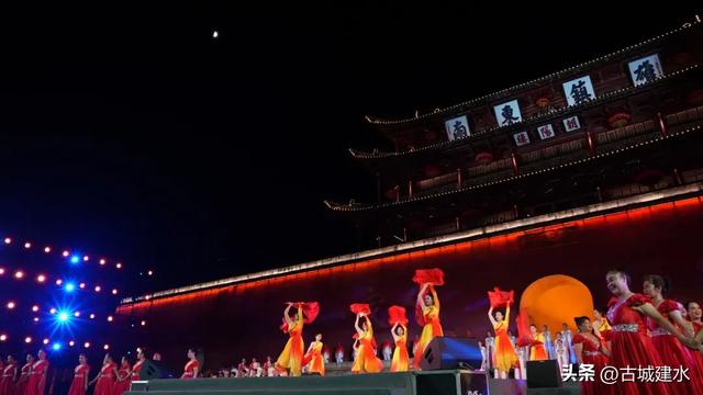 建水县举办“家国情·古城韵”——千年建水T台秀