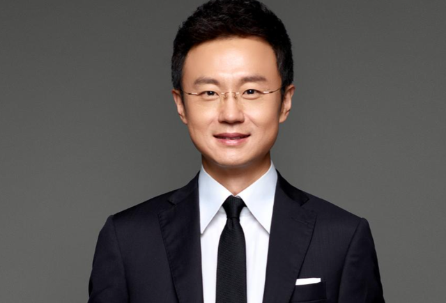 春妮没想到，丈夫刚强出席阅兵解说没多久，6岁儿子又给自己争光