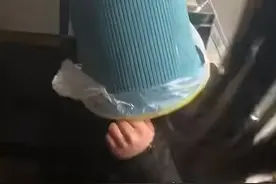 殴打？脱衣服？割头发？扇耳光？女孩酒店遭多人施暴！图片