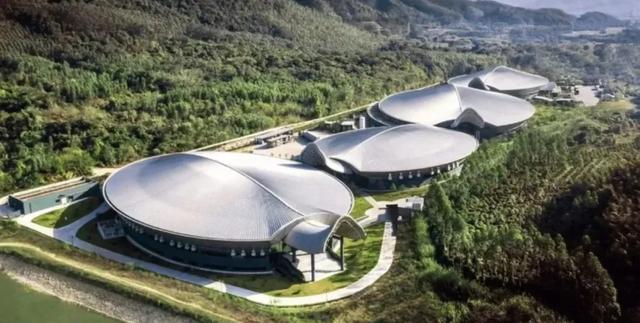 都像大乌龟!越南国家会展中心疑似抄袭百岁山生产基地?