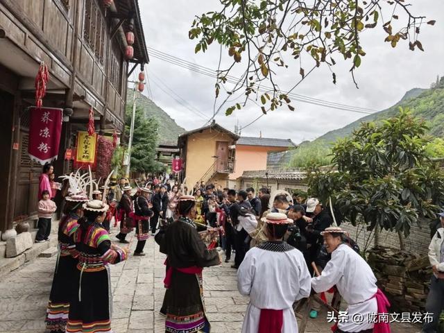 “陇原赏秋韵 相约官鹅沟”2025甘肃秋冬旅游推介大会采风团走进文县白马民俗风情景区