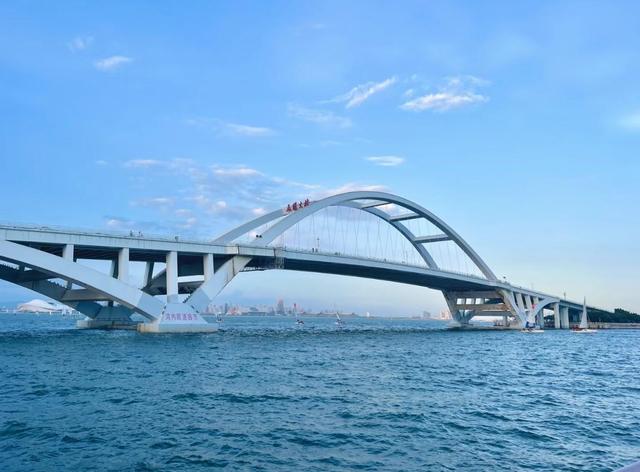 厦门五缘湾帆船港，坐拥2平方公里的宽阔水域，景观优美四季有风