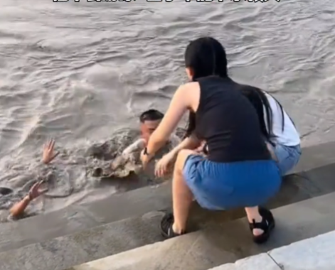 小伙跳水救人后续，妻子舍命搭救过程曝光，肤白貌美大长腿太漂亮