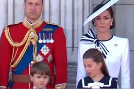 这下没人怀疑夏洛特是替身了吧，管弟弟的样子，像极太奶奶图片