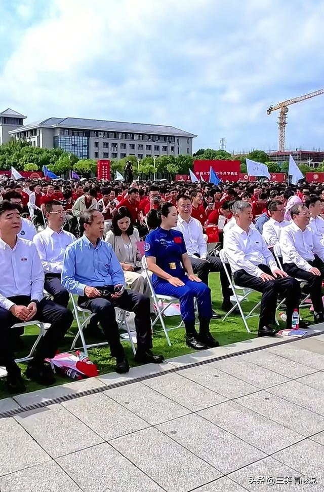 王浩泽现身东南大学开学典礼，安保戴防刺手套随行，留下三句嘱托