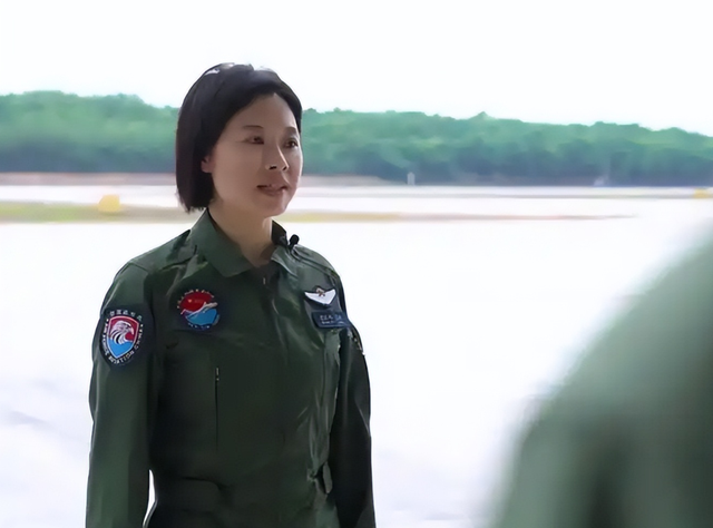 阅兵女机长身份曝光！私生活被扒牺牲太大，老公不简单，央视点名