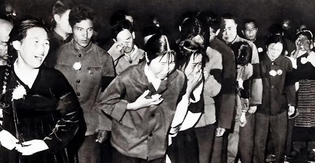 1976年运送毛主席遗体，发生三个“想不到”，华：人民不想主席走