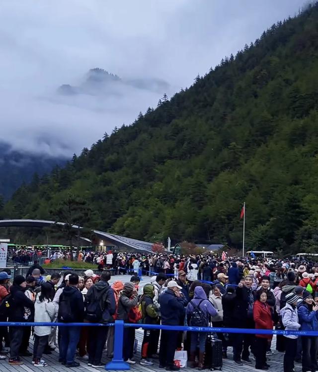 超多重庆人爱去的景区，花费上百块，宁愿人挤人就为吃根烤肠？