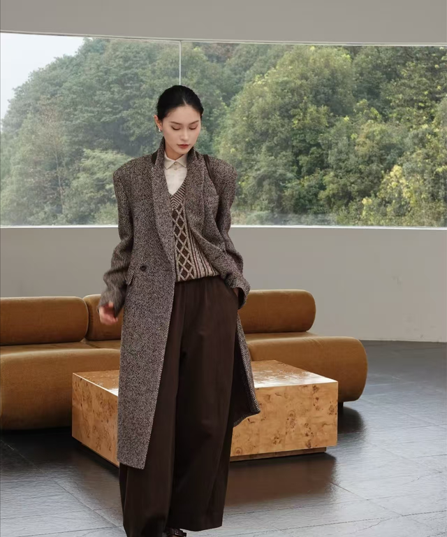 买了条咖色裤子	，怎么穿才不土？这几种穿法都好看到尖叫！