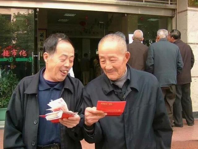 中央定调！退休新规2030年分水岭浮现，部分群体或将面临双重考验