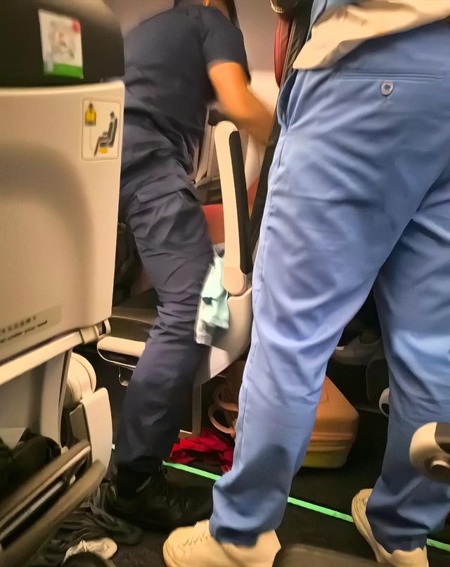 男子飞机上发癫裸奔，大喊大叫掌掴安保，被制服仍撒泼，警方介入
