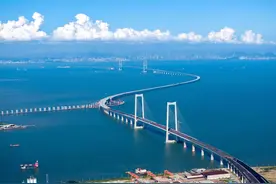 笑麻了！深中通道开通运营，评论区智商在线：为什么不修成直线？图片