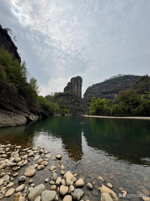 武夷山，其标志性的景点即玉女峰，也是福建省的地标