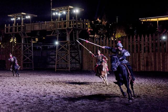 泰安泰山石敢当景区，夜色下精彩无限，来一场沉浸式神话解读之旅