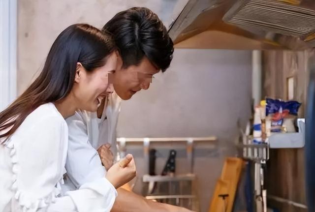 回顾：上海空姐和银行行长结婚，同居了3年才发现丈夫的真实身份