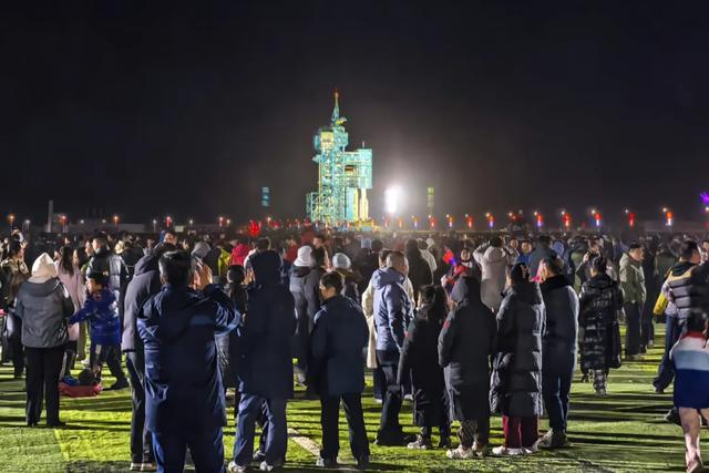 神舟二十一额济纳冲天！航天爱好者与各族群众共襄盛举