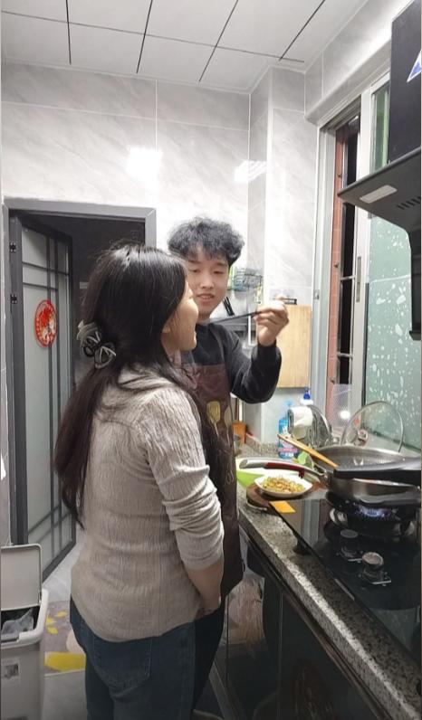 广东小伙爱上湖北大妈，他比大妈小13岁，两人恋爱后住在出租屋