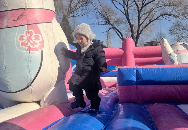 玉渊潭公园第十七届冰雪季启幕 全新百米冰滑梯领衔冬日畅玩