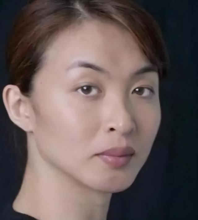 逃到国外半年多，58岁金星近照曝光，容颜大变，昔日辉煌难再续
