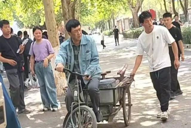 55岁张嘉益在西安骑三轮车，车上坐着秦海璐，民工的打扮很接地气
