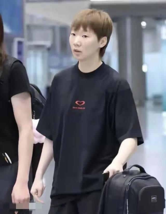 王曼昱北京出发横滨冠军赛 全身名牌着装好有气质 陈熠戴个子高很美