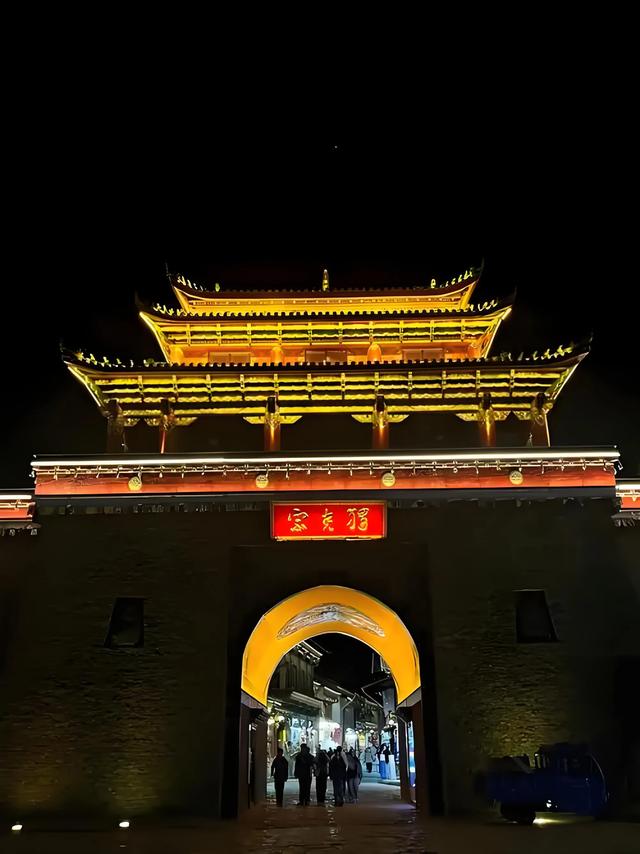 香格里拉，原名中甸，藏语意为“心中的日月”