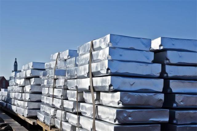 黄金还没动，白银先上天？银价疯涨破纪录，"迁徙潮"让市场扛不住