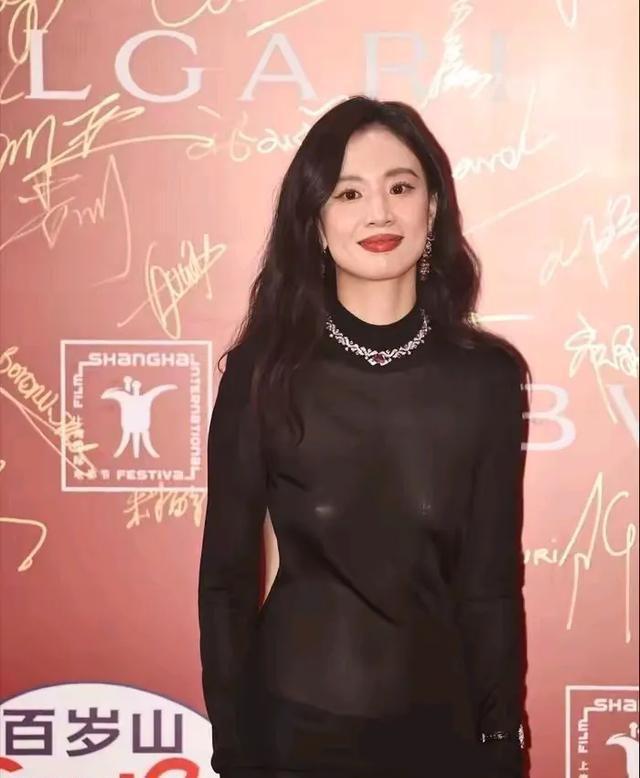这跟不穿有啥区别？32岁李梦真空上阵，几乎全裸，网友直呼太大胆