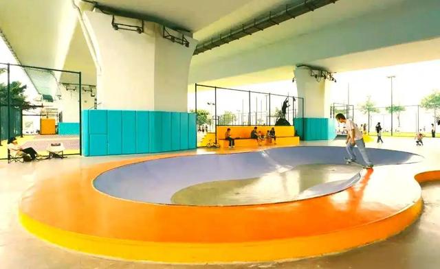 厦门五缘湾桥墩体育公园，市民可尽享海边的宁静与运动带来的活力