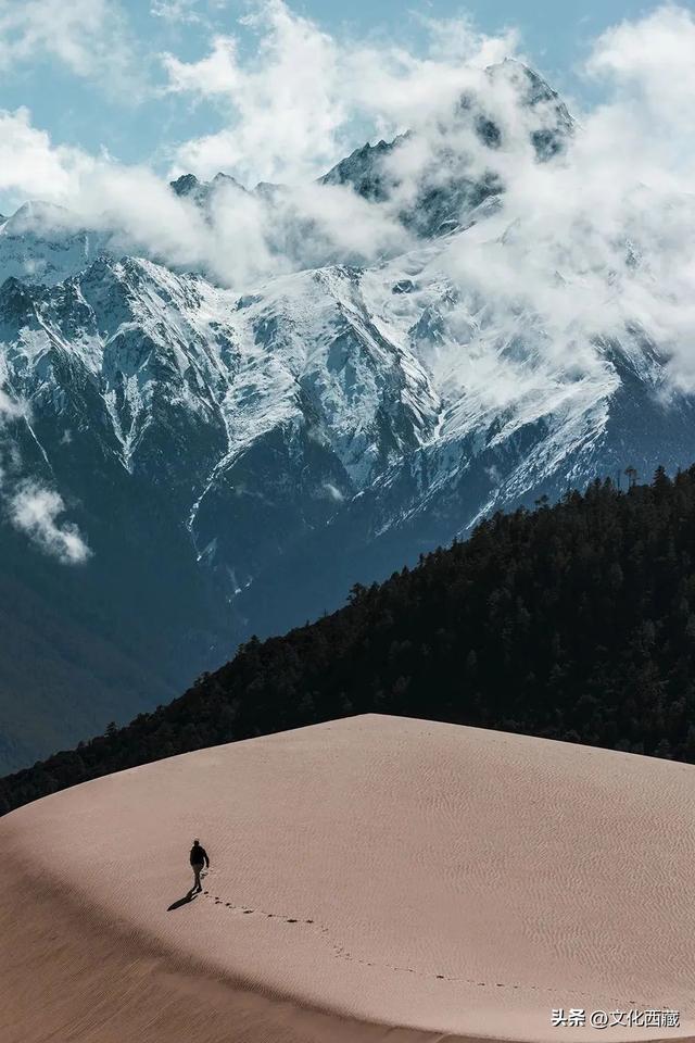 对不起，这看日照金山、流星、沙漠和雪山同框的宝藏地，我写晚了！