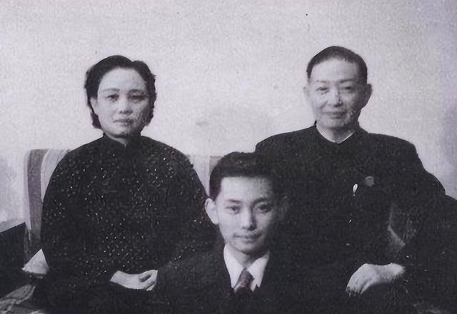 2女共同侍奉1夫,关系却情同姐妹,生前“三人行”,死后三人葬同穴