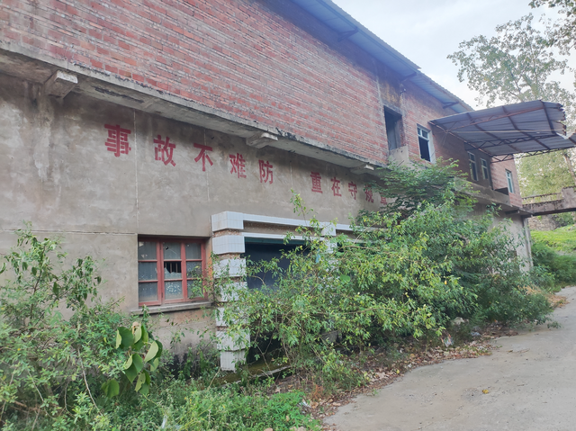 重庆合川憋屈的煤矿旧址，规模不大功能齐全，关停多年却十房九空