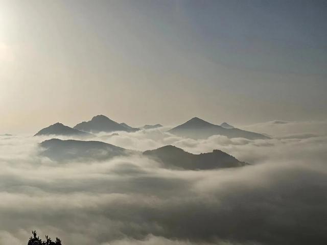 深山藏翡翠秘境！这片山水把夏日浪漫展现