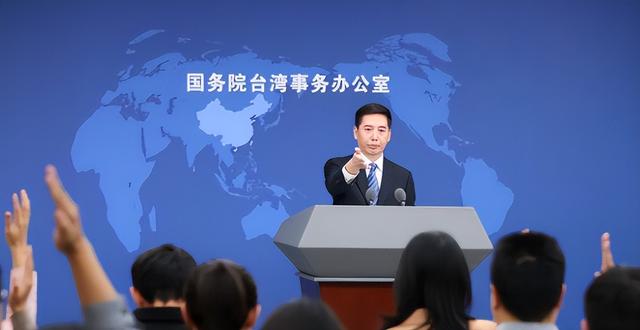 郑丽文不装了？国台办回应武统后，郑丽文宣称：绝不放弃武力保台