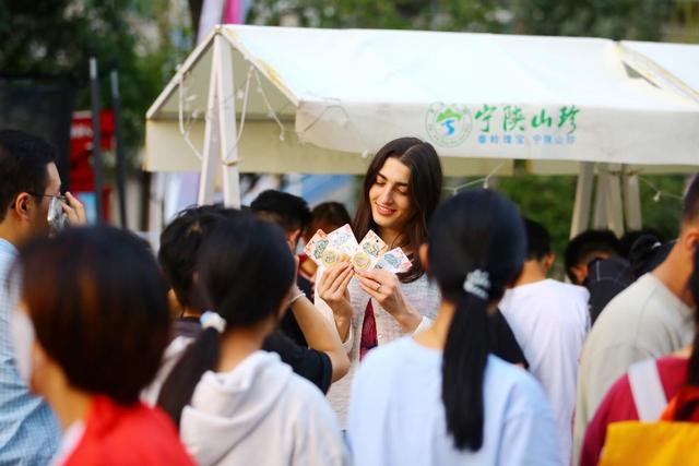 秦岭秋韵与烟火气同频：宁陕金秋旅游季启幕 “村光大道”持续赋能