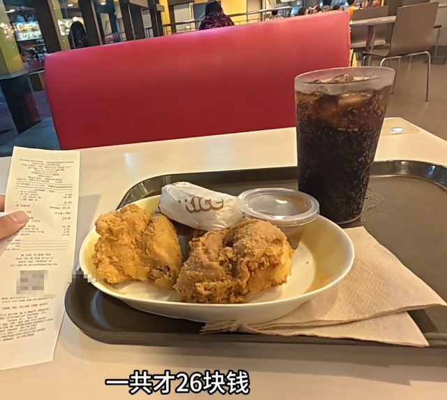 博主体验菲律宾生活，富人一餐500，穷人吃二手炸鸡，3平方睡10人