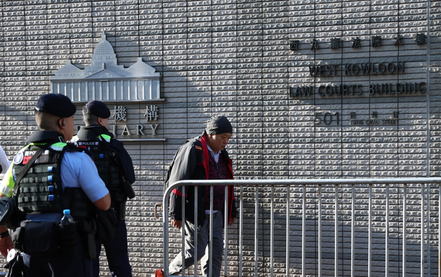 刚刚！乱港首恶分子黎智英被判三罪全部成立！现场部分乱港分子入庭旁听，场外警方出动反恐特勤队严阵以待！