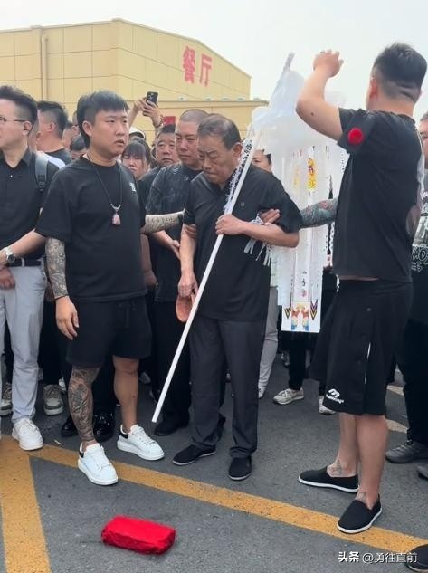 杨少华出殡长子迟迟难下跪,三排劳斯莱斯望不到头,随行的人在笑插图13 杨少华出殡长子迟迟难下跪,三排劳斯莱斯望不到头,随行的人在笑