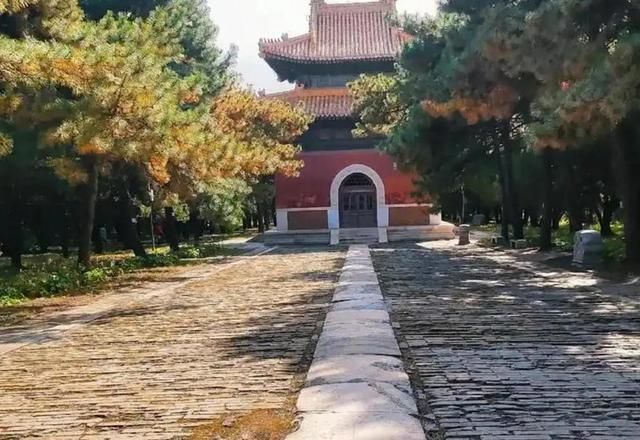 孙殿英炸开慈禧陵墓后，为何急着扒她裤子？原因：太值钱了！