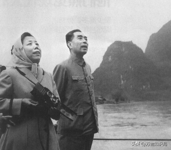 老照片：周总理当众跳起来，为邓大姐摘苹果，浪漫温馨少年气十足