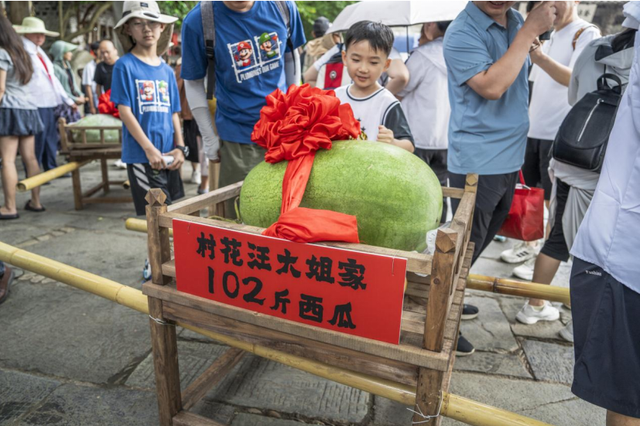 第十一届篁岭晒秋文化季盛大启幕：世界丰盈共绘“天地晒场”