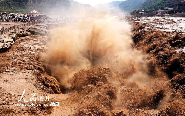 山西吉县：黄河壶口瀑布气势磅礴