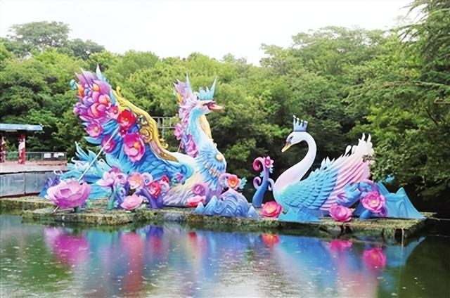 “青岛之夏”艺术灯会吸引全国各地游客热情涌入 游客直呼“青岛的夜，美到词穷！”