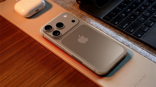 9月iPhone 17 vs 10月华为Mate80：一场输不起的旗舰大战