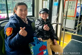 三位孩子陪公交妈妈过“闪耀妇女节”图片